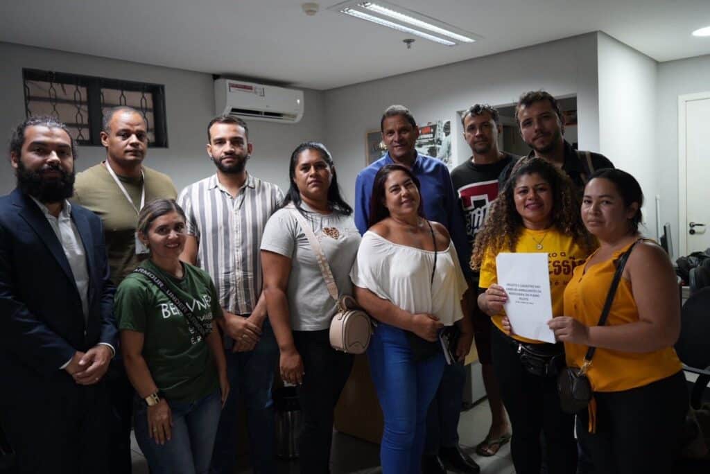 Fábio Felix participa de reunião entre ambulantes e administração da Rodoviária do Plano Piloto, em junho de 2023. Foto: ALÊ BASTOS/MANDATO FÁBIO FELIX